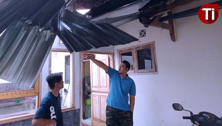 Kondisi rumah yang rusak akibat angin kencang di Singosari. (Foto : PMI Kabupaten Malang for TIMES Indonesia)