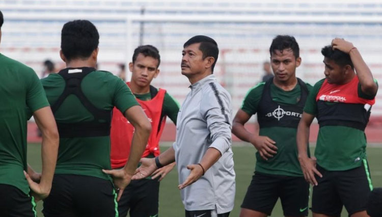 Pelatih Timnas U-23 Indonesia, Indra Sjafri memimpin latihan tim jelang hadapi Brunei Darussalam (Foto: PSSI)