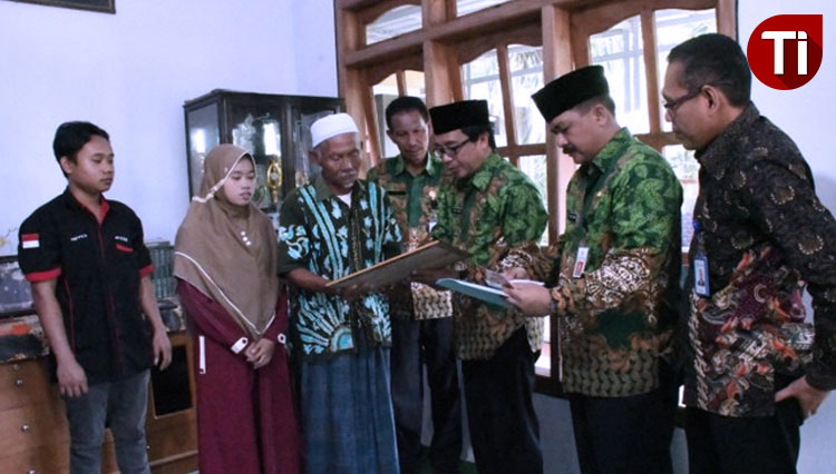 Wakil Bupati Jember KH Abdul Muqit Arief (ketiga dari kanan) saat berjumpa keluarga Sri Muasih, guru SMPN 1 Sumberbaru yang jadi korban kecelakaan Tol Probolinggo, Selasa (3/12/2019). (Foto: Humas Pemkab Jember for TIMES INDONESIA)