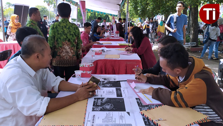 Sejumlah difabel dan perempuan mendaftar pekerjaan di bursa kerja Hari Disabilitas Internasional di Jember, Selasa (3/12/2019). (Foto: Dody Bayu Prasetyo/TIMES Indonesia)