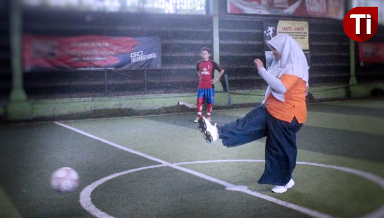 Tendangan pertama pembukaan Kompetisi Futsal oleh Direktur Polisma Ana Nuril S.T., M.T. (FOTO: AJP TIMES Indonesia)