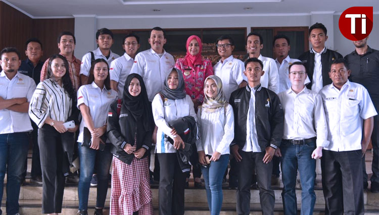 Bupati Jember dr Faida berfoto bersama pengurus baru HIPMI Jember. (Foto: Humas Pemkab Jember for TIMES INDONESIA)