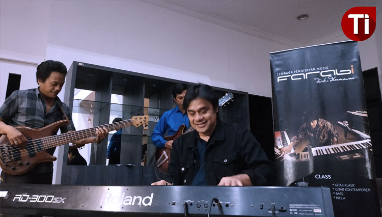 Musisi Dwiki Dharmawan tampil bersama dengan guru LPM Farabi Bali. (Foto: Imadudin M/TIMES Indonesia)