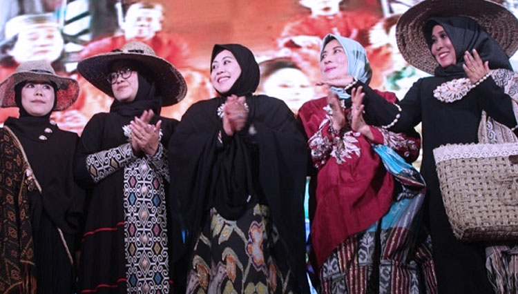 Desainer Nasional yang juga Ketua Dewan Kerajinan Nasional Daerah (Dekranasda) Parepare, Hj Erna Rasyid Taufan saat mengikuti pameran Karya Busana Muslim di Johor Malaysia (foto: Istimewa)