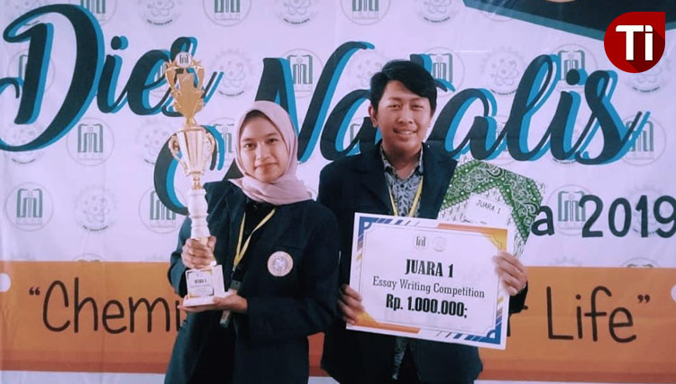 DARI KIRI: Mirda Elisafitri dan Sumber Nurhadi meraih Juara I LKTI di IAIN Tulungagung. (FOTO: AJP/TIMES Indonesia)