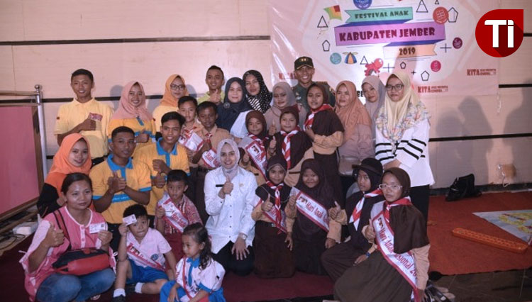 Bupati Jember dr Faida berfoto bersama anak-anak dalam Festival Anak 2019, Rabu (4/12/2019). (Foto: Humas Pemkab Jember for TIMES INDONESIA)