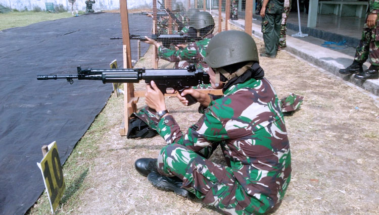 Prajurit Korem 084/Bhaskara Jaya uji kemampuan menembak di Lapangan Yonif Raider 500/Sikatan, Rabu (4/12/2019).(Foto : Istimewa)