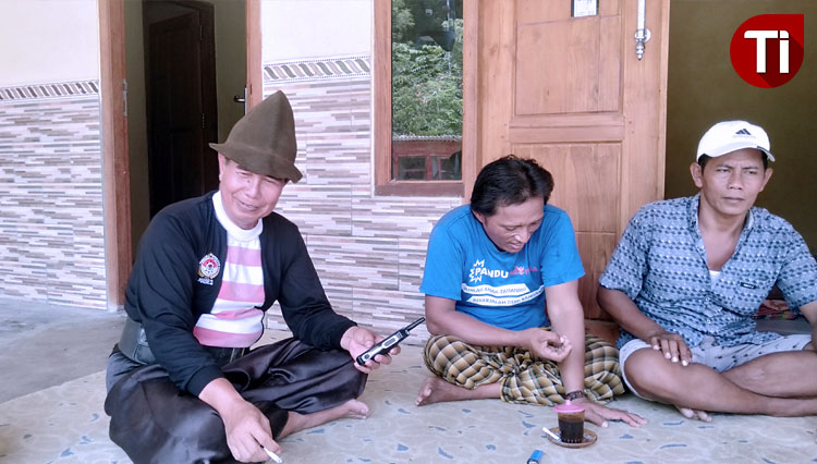 Masyarakat desa Pademawu Timur saat memberikan keterangan pada wartawan TIMES Indonesia. (FOTO: Akhmad Syafi'i/TIMES Indonesia)