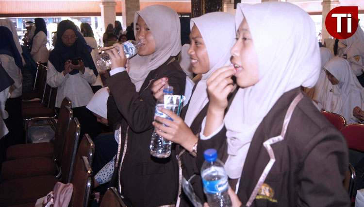 Para Rematri saat mengikuti gerakan minum TTD di Pendapa Agung Kabupaten Malang. (Foto : Binar Gumilang / TIMES Indonesia)