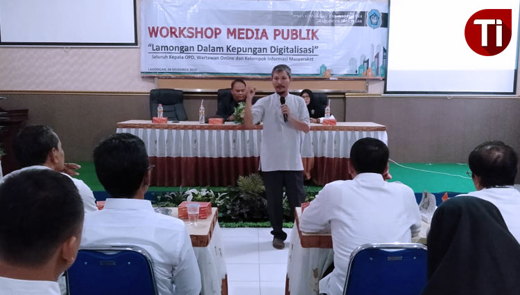 Dosen Ilmu Komunikasi UMM, Jamrozi (berdiri), memberikan materi dalam Workshop Media Publik dengan tema, Lamongan Dalam Kepungan Digitalisasi, di Aula Dinas Kesehatan Lamongan, Rabu (4/12/2019). (FOTO: MFA Rohmatillah/TIMES Indonesia)