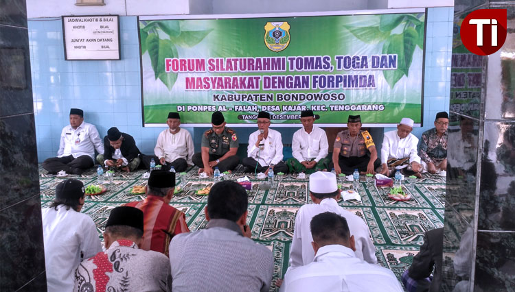 Bupati Bondowoso KH Salwa Arifin saat memberikan sambutan di depan para ulama dan pimpinan Pondok Pesantren se-Kabupaten Bondowoso (FOTO: Moh Bahri/TIMES Indonesia). 