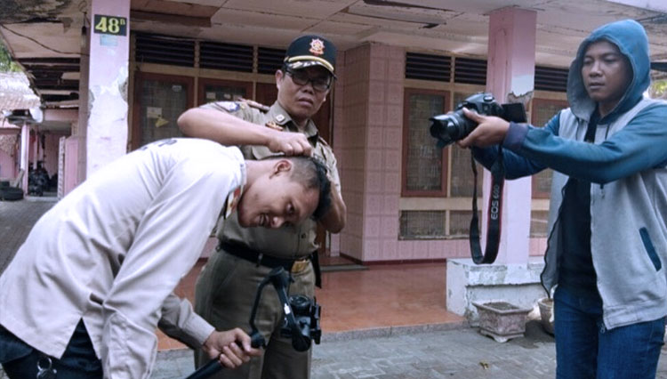 Salah satu Satpol PP Mojokerto saat kepalanya disengat Tawon Vespa Affinis. (FOTO: Mojokertooffesial)