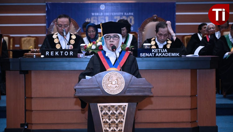 Prof. Dr. Ir. Sri Hidanah, MS saat dikukuhkan menjadi guru besar Universitas Airlangga ke 486 pada Sabtu (29/11/2019). (FOTO: AJP/TIMES Indonesia)