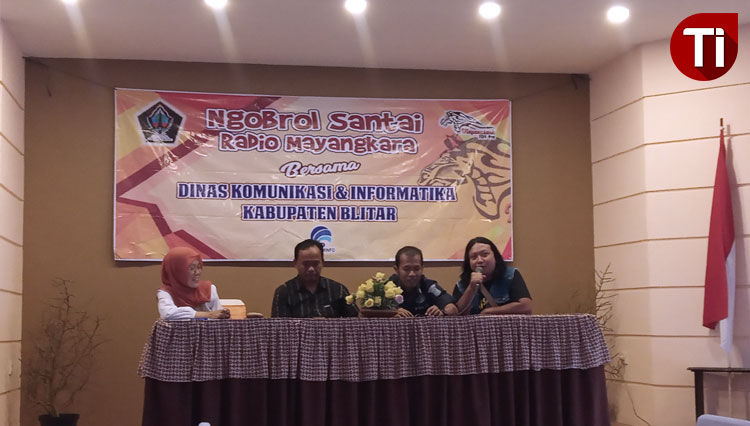 Suasana Ngobrol Santai Tim Monitoring Media Sosial Dinas Komunikasi dan Informatika (Kominfo) Kabupaten Blitar, Rabu (4/12/2019). (FOTO: Sholeh/TIMES Indonesia)