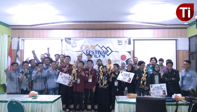 Para pemenang foto bersama panitia di Auditorium Unisla, Kamis (28/11/2019). (Foto: Rif'atul Machmudah/AJP TIMES Indonesia)
