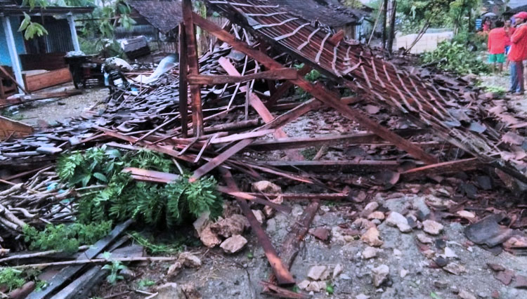 Sejumlah rumah yang ambruk akibat cuaca buruk berupa hujan disertai angin kencang yang terjadi di wilayah selatan Kabupaten Tuban, Rabu, (04/12/2109). (Foto: Istimewa)