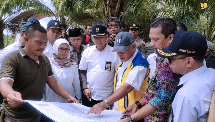 Menteri Basuki saat meninjau lokasi rencana pembangunan Bendungan Sepaku Semoi, Kamis (5/12/2019). (FOTO: Biro Komunikasi Publik Kementerian PUPR)