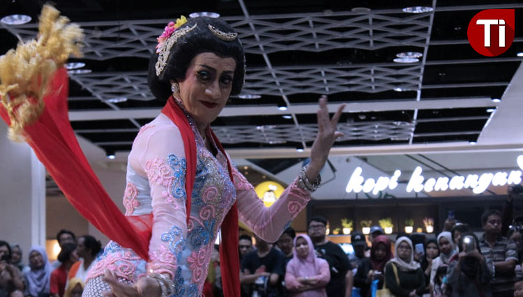 Penampilan Didik Nini Thowok dalam galangan dana untuk seniman sepuh di Malang Town Square, hari ini (6/12/2019) (FOTO: Widya Amalia/TIMES Indonesia)