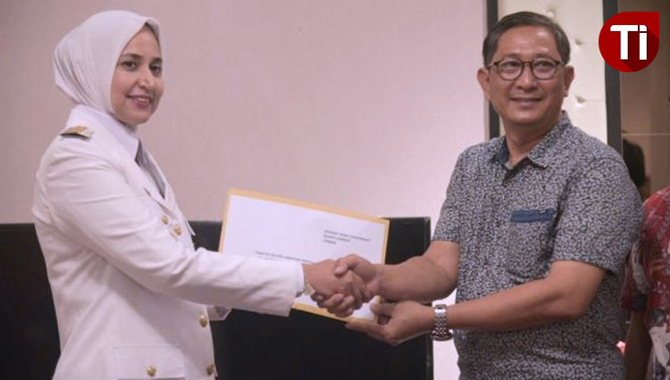 Bupati Jember dr Faida menerima hasil seleksi terbuka jabatan dari Ketua Pansel Regional II BKN Surabaya Tauchid Djatmiko untuk selanjutnya akan dilakukan tes wawancara oleh bupati. (FOTO: Dody Bayu Prasetyo/TIMES Indonesia)