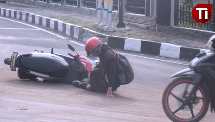 Pengendara tampak terjatuh di kawasan Jalan Mayjend Sungkono, Magetan, Jumat (6/12/2019). (Foto: M Kilat Adinugroho/TIMES Indonesia)