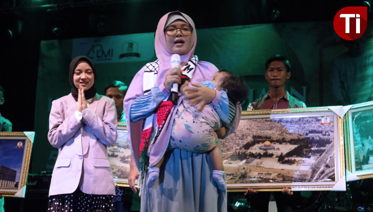 Salah satu donatur Laznas LMI dan SPM mendapat kesempatan bernyanyi bersama Nissa Sabyan dalam acara Konser Amal Palestina di GOR Mastrip, Probolinggo, Jatim, Kamis (5/12/2019) malam.(Foto: Lely Yuana/TIMES Indonesia)