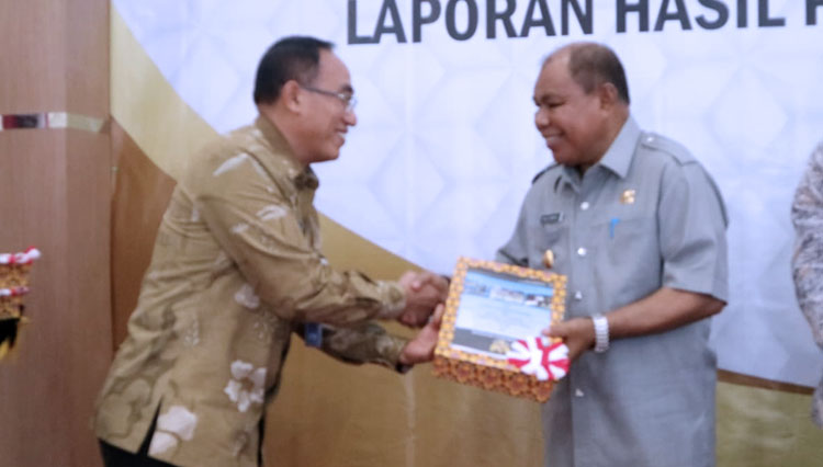Penyerahan LHP oleh BPKP Malut (kanan) kepada Wagub (kiri). (foto: Humas Pemprov Malut for TIMES Indonesia)