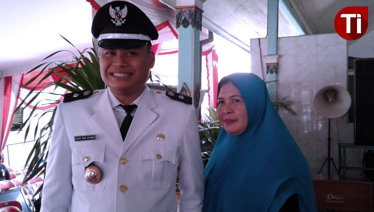 Satria Sidiq kades termuda di Kabupaten Madiun didampingi sang ibu saat pelantikan. (Foto: Ito Wahyu U/TIMES Indonesia)