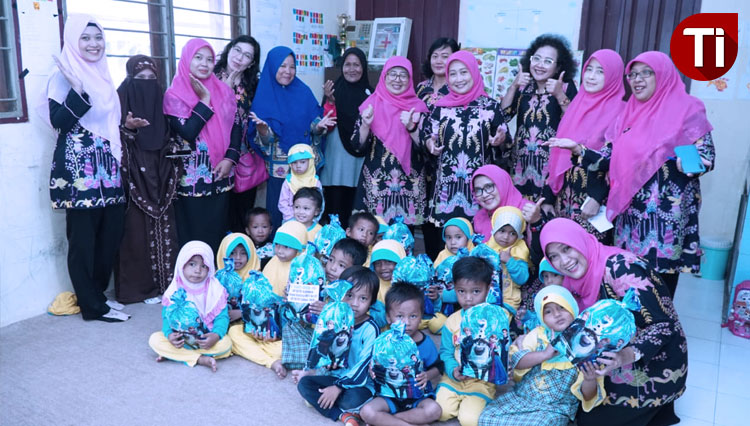 Ibu ibu IIP BUMN berfoto bersama guru dan siswa. (FOTO: Fauzi humas PKT For TIMES Indonesia)