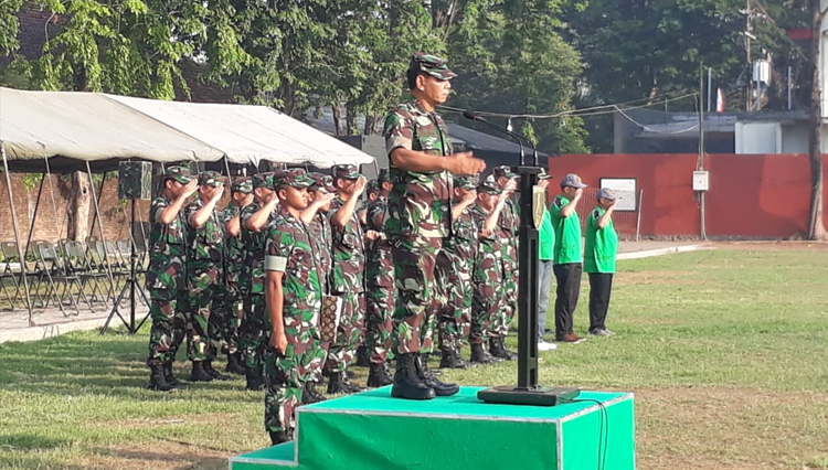 Kapok Sahli Pangdam, Kolonel Inf Dian Sundiana, membuka program karya bakti di Kelurahan Kebonsari, Gayungan, Surabaya, Sabtu (7/12/2019).(Foto : Istimewa)