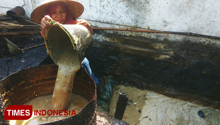 Hasil Laut Melimpah, Pencari Limbah Minyak Ikan Muncar Banyuwangi Ikut Kebanjiran Berkah