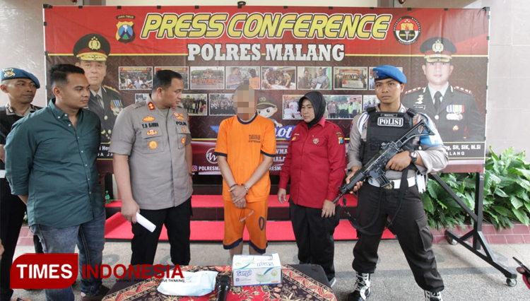 Tersangka saat jumpa konferensi pers di Polres Malang. 
