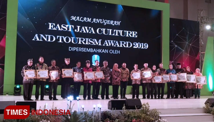 Para penerima penghargaan dalam East Java Culture and Tourims di Hotel Harris Surabaya. (Foto: Asidewi Ngawi/TIMESIndonesia)