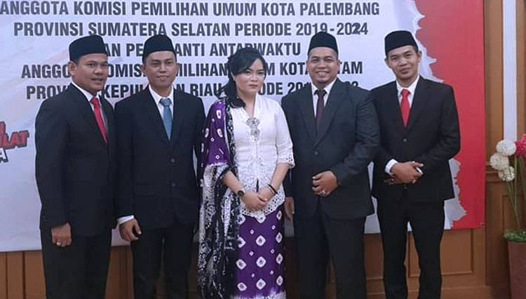 Pelantikan PAW Lima Komisioner KPU Palembang 2019-2024. (Foto: Istimewa) 