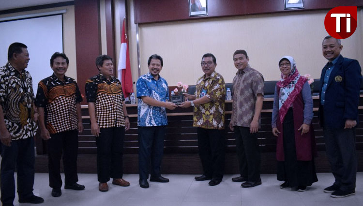 Pemberian cinderamata dari FPIK UB kepada Departemen Perikanan UGM