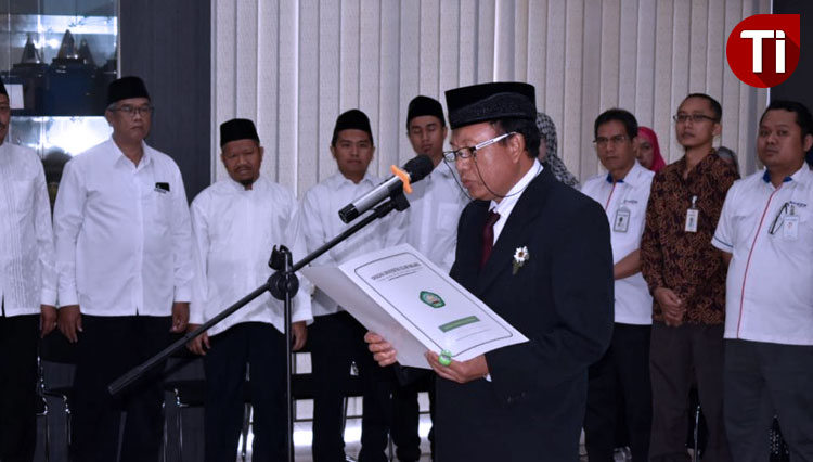 Pembacaan ikrar pelantikan oleh Ketua Umum Yayasan Unisma Prof. Dr. H. Yaqub Cikusin, M.Si