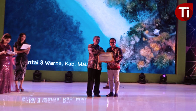 Kabid Pariwisata Disparpora Kabupaten Mojokerto, Sadila menerima penghargaan dari pihak Pemrov Jatim. (FOTO: Sadila for TIMES Indonesia)
