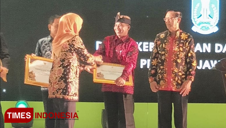 The Governor of East Java granted Waturejo Village of Malang with an award. (Picture by: Disparbud Kabupaten Malang for TIMES Indonesia)