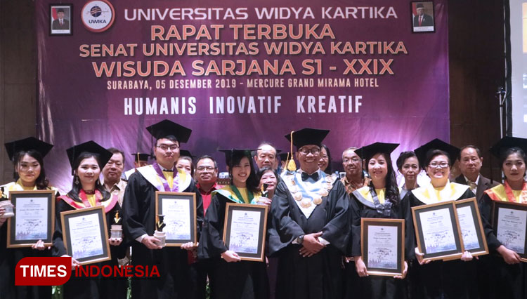 Rektor F Priyo Suprobo berfoto bersama mahasiswa terbaik berpredikat cumlaude dalam acara wisuda di Grand Ballroom Mercure Grand Mirama, Surabaya, Kamis (5/12/2019) lalu.(Foto : Lely Yuana/TIMES Indonesia)