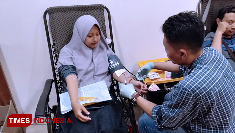 Petugas PMI tengah mengambil darah pada salah satu pendonor di kegiatan donor darah massal oleh Ace Lippo Plaza Jember, Sabtu (7/12/2019). (FOTO: Dody Bayu Prasetyo/TIMES Indonesia)