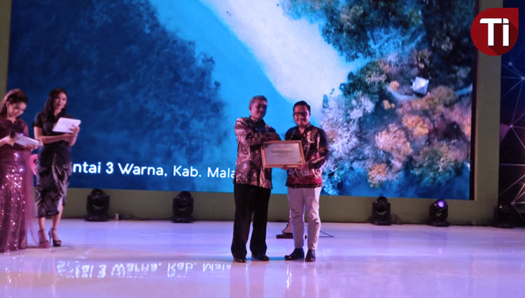 The Head of Tourism Deoartment of Mojokerta pose with the award. (Picture by: Sadila for TIMES Indonesia)