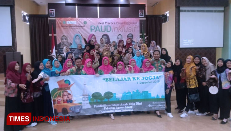 Peserta seminar kolaboratif berfoto bersama di di Convention Hall UIN Sunan Kalijaga Yogyakarta, Sabtu, (7/12/2019). (Foto: Rif'atul Machmudah/AJP TIMES Indonesia)