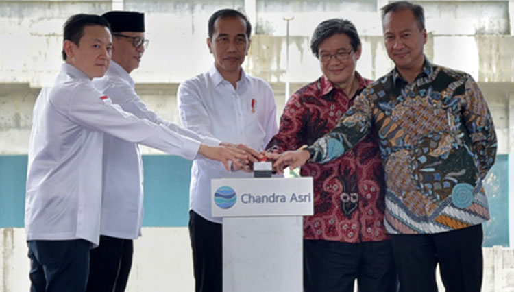  Presiden RI Jokowi bersama Menperin Agus Gumiwang Kartasasmita saat meresmikan pabrik polietilena milik PT Chandra Asri Petrochemical, Tbk. (FOTO: Humas Setkab) 