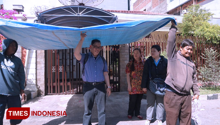 Anak - anak almarhum Agus Juanda selaku ahli waris menggelar aksi protes di depan halaman rumah Jalan Sapudi 2, Surabaya, Senin (9/12/2019). (FOTO: Lely Yuana/TIMES Indonesia)