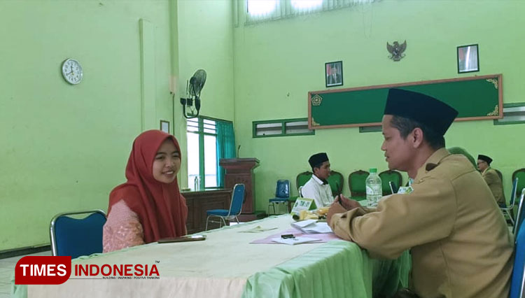 Tes interview ke salah satu peserta calon petugas PAIH di aula Kankemenag Tuban, Senin (9/12/2019). (Foto: Ahmad Istihar/TIMES Indonesia)