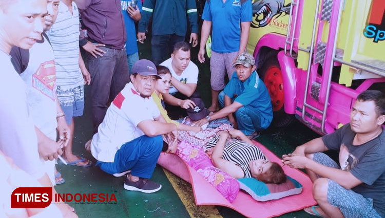 Suasana saat penumpang asal Surabaya melahirkan diatas Kapal Penyeberangan Ketapang-Gilimanuk. (Foto: Kapolsek Kawasan Laut Gilimanuk, AKP I Gusti Nyoman Sudarsana for TIMES Indonesia)