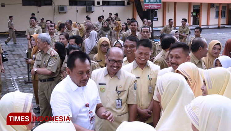 Sekdaprov Heru (baju putih) saat berada di RSSA Malang. (foto: RSSA Malang for TIMES Indonesia)