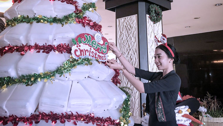 Christmas tree made of gallons. (Picture by: Aston Denpasar Hotels)