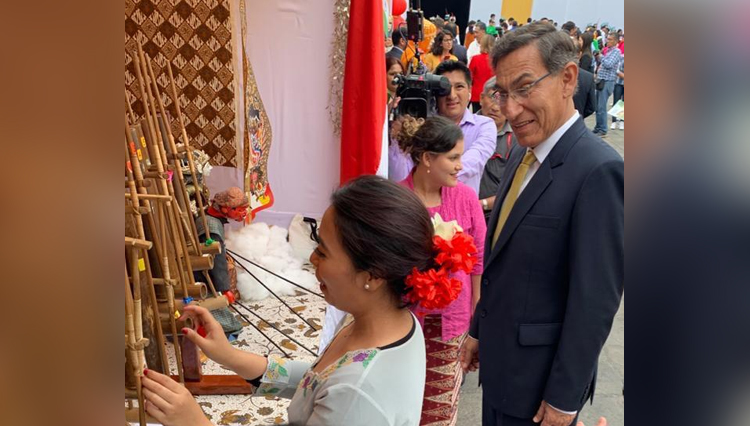 Presiden Peru, Martin Vizcarra yang mengagumi angklung,  musik khas Indonesia pada acara Mundo de Illusiones di Lima, Peru. (FOTO: KBRI Lima) 