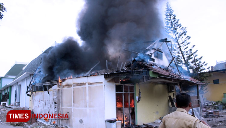 Gudang milik RSUD Ploso, Jombang, Jawa Timur terbakar, Senin (9/12/2019). (FOTO: Sholihin/TIMES Indonesia)