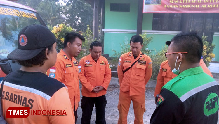 Petugas gabungan melakukan koordinasi (FOTO: Rizki Alfian/TIMESIndonesia)